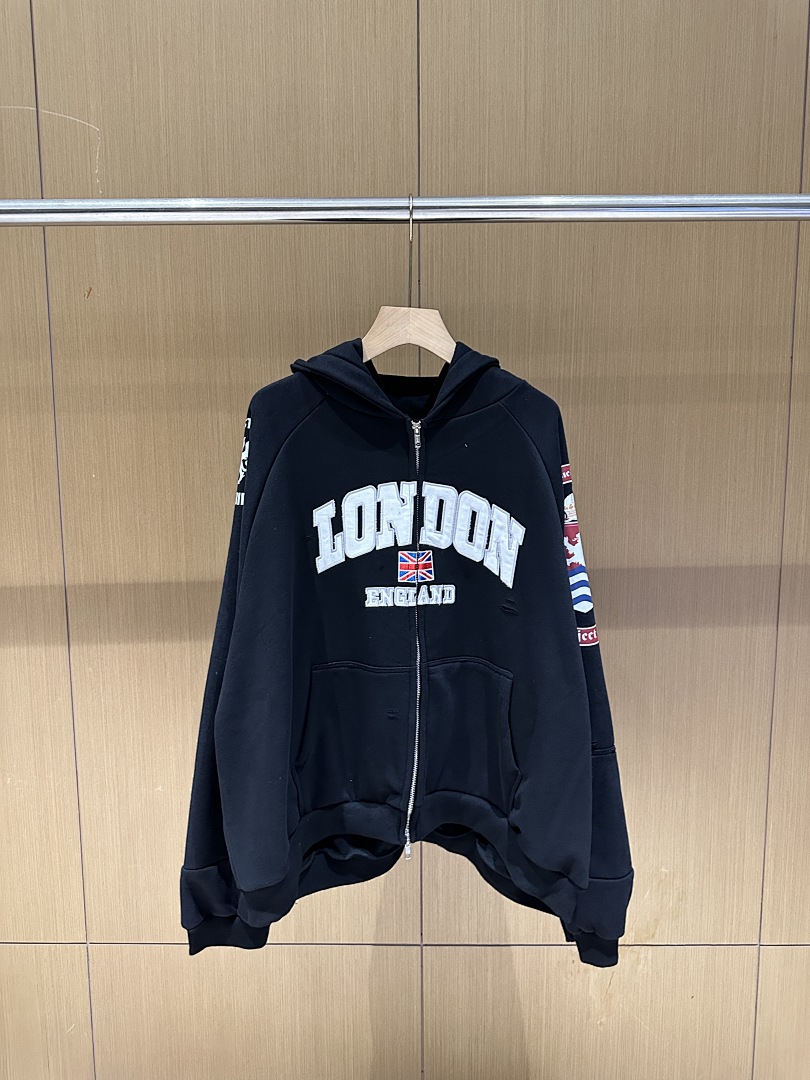 Streetwear Brands London - 25S Gewaschener, dekonstruierter Londoner bestickter Patchwork-Kapuzenpullover